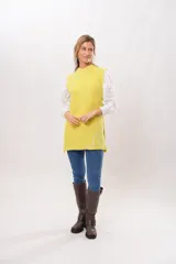 Chaleco amarillo de punto con cuello alto y diseño sin mangas. Presenta apliques de hilo celeste con forma de ondas en el frente y la espalda.