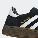 Championes Adidas Handball Spezial negros con detalles en blanco y suela de goma color caramelo.