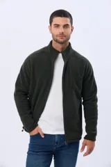 Campera de polar texturado grueso con interior de micropolar, cuello alto y cierre frontal. Cuenta con bolsillos laterales con cierre y un bolsillo vertical en el pecho.