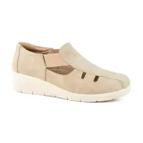 Zapato casual Korium Confort Delhi color beige, con elásticos laterales y suela de goma.