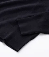 Suéter masculino de punto piqué con textura, cuello redondo y mangas largas. Presenta un diseño básico y versátil con un calce confortable.