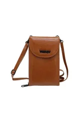 Billetera tipo sobre color camel con correa larga desmontable y cierre con solapa con broche imantado.