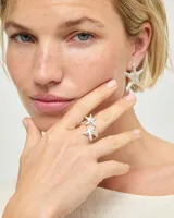 Anillo de aleación de metales bañado en plata con diseño abierto y dos estrellas de mar en los extremos.
