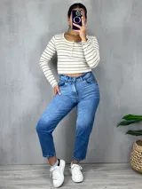 Pantalón de jean celeste de corte mom con lycra.