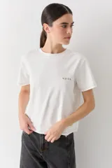 Remera de cuello redondo y manga corta en color blanco, con costuras a contratono y logo de la marca estampado en el pecho.