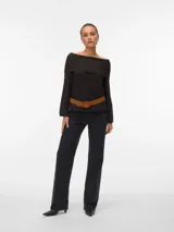 Sweater de punto con diseño off-shoulder, mangas largas y puños anchos. Presenta una textura acanalada fina y un calce regular.