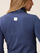 Remera de manga larga con cuello tortuga, confeccionada en tejido de algodón con elastano, de corte ajustado al cuerpo y diseño liso.