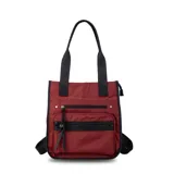 Mochila y cartera híbrida confeccionada en nylon de color beige con detalles y correas en negro. Posee dos asas superiores para llevar al hombro y correas traseras ajustables para usar como mochila. Presenta dos bolsillos frontales con cierre de cremallera y tiradores largos.