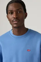 Sweater celeste de cuello redondo, marca Levi's, con logo pequeño en el pecho. Corte clásico y mangas largas.