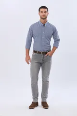 Pantalón de jean corte skinny con spandex, de tiro medio y color gris lavado.