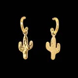 Aros colgantes de bronce dorado, compuestos por una argolla de 16 mm de diámetro y un dije en forma de cactus de 22 mm de largo con textura irregular.