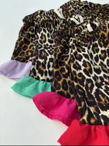 Short con estampado animal print y volados en el ruedo de color fucsia, rojo, verde y lila.