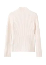 Jersey de punto canalé color blanco roto, de manga larga y cuello alto.