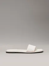 Ojotas de lona color blanco con logo grabado en las tiras, la plantilla y el talón.