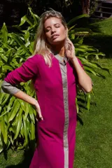 Vestido camisero largo fucsia de algodón con cartera y cuello en lino gris contrastante.