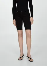 Short ciclista de jean negro con tiro alto y terminación desflecada.