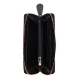 Billetera Guess modelo Isabella de formato rectangular con cierre perimetral. Presenta un diseño en color negro con estampado monograma de la marca y logo metálico en la parte frontal.