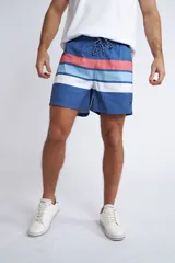Short de baño con cintura elástica y cordón ajustable, confeccionado en tela ligera de secado rápido. Presenta un estampado botánico integral en tonos amarillos, blancos y azules, con dos bolsillos delanteros y uno posterior.