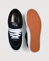 Championes de skate Vans modelo Half Cab, de corte medio, confeccionados en gamuza y lona color negro con costuras blancas. Presentan suela de goma blanca vulcanizada, cordones blancos y etiqueta distintiva en el lateral y la lengüeta.