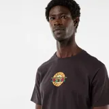 Remera negra de manga corta con pequeño estampado frontal de Guns N' Roses en el centro del pecho.