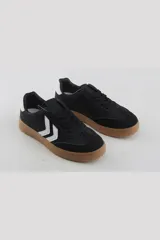 Championes blancos con detalles en gris y suela marrón.