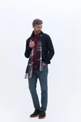Campera de tejido de punto color azul marino, con cierre frontal completo y cuello alto. Presenta un diseño de líneas limpias y calce regular, ideal para uso diario.