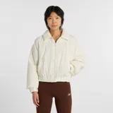 Campera bomber acolchada de color blanco, con cierre frontal de cremallera, cuello alto, mangas raglán y cintura elástica. Presenta bolsillos laterales ribeteados y el logotipo de la marca bordado en tono sobre tono en el pecho.