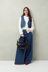 Jean de tiro alto, color negro lavado, con calce ultra wide leg y silueta amplia desde la cadera hasta el bajo.