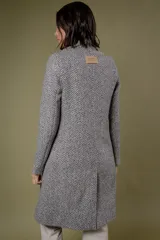 Tapado de corte sastre con diseño de espiga en tonos blanco y negro. Cuenta con solapas clásicas, cierre frontal de un botón y bolsillos laterales.