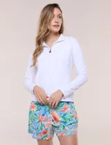 Campera liviana blanca de silueta entallada con protección solar UPF 50, cuello alto y cierre frontal completo. Cuenta con mangas largas y bolsillos laterales.