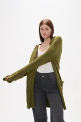 Saco largo de punto con capucha, diseño holgado y bolsillos frontales.