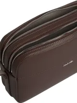 Cartera bandolera rectangular color marrón con correa ajustable. Logo de Calvin Klein estampado en el frente.