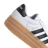 Championes adidas VL Court Bold con diseño de plataforma, capellada de cuero sintético blanco, las icónicas tres tiras laterales en negro y suela de goma color caramelo.