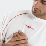 Remera de corte oversize color celeste, con cuello redondo, mangas cortas y costuras decorativas en contraste de color blanco. Presenta logo bordado centrado en el pecho.