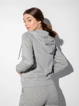 Canguro azul marino con capucha, cierre frontal y bolsillos tipo canguro.