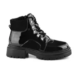 Bota casual de caña media color negro, con plataforma y cordones.