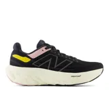 Championes de running New Balance modelo Fresh Foam X 1080v13, color negro con detalles en rosa y amarillo.
