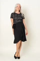 Vestido corto negro con corsé con forro color piel, diseño jianzhi, falda cruzada, lazo y terminación de volado.