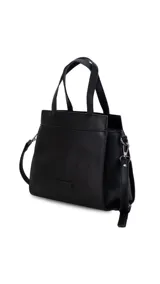 Cartera de mano y hombro color negro, de material símil cuero con textura granulada. Diseño estructurado con asas superiores y correa ajustable y desmontable para llevar cruzada. Presenta un pequeño aplique rectangular con logo en la parte frontal inferior.
