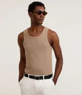 Musculosa de hombre color beige con textura acanalada, cuello redondo y corte regular.