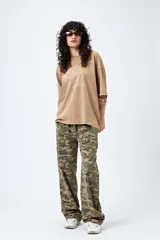 Remera azul de manga corta con estampa de caballo y texto "It's about to get WESTERN".