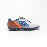 Championes de fútbol 5 Umbro Illusion F5, color blanco con detalles en azul y naranja.