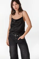 Blusa de satén color negro con escote drapeado y tirantes finos.