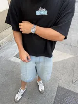 Remera celeste de corte holgado con estampado frontal de la frase "Ibiza Ittai" con letras que simulan cubos de hielo.