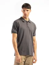 Remera tipo polo de manga corta, color blanco liso, con cuello de polo y tapeta de dos botones.