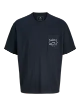 Remera de manga corta y cuello redondo con corte oversize, confeccionada en algodón. Presenta un bolsillo frontal en el pecho con estampado gráfico de estilo vintage.