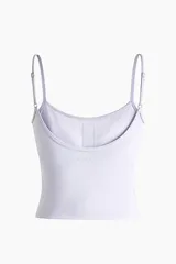 Top deportivo cropped color lila de corte ajustado, con breteles finos ajustables, escote redondo y soutien integrado con relleno extraíble. Confeccionado en tejido funcional con tecnología SoftMove y DryMove.