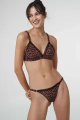 Conjunto de ropa interior con corpiño triangular sin aro y bombacha tipo colaless, ambos con estampado de cebra en tonos beige y blanco, y detalles de puntilla en los bordes.