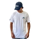 Remera blanca de manga corta con cuello redondo y logo estampado en el pecho.