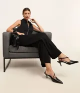 Pantalón de sastrería corte wide leg, color negro, con cintura alta y cinturón de poliuretano incluido con hebilla metálica.